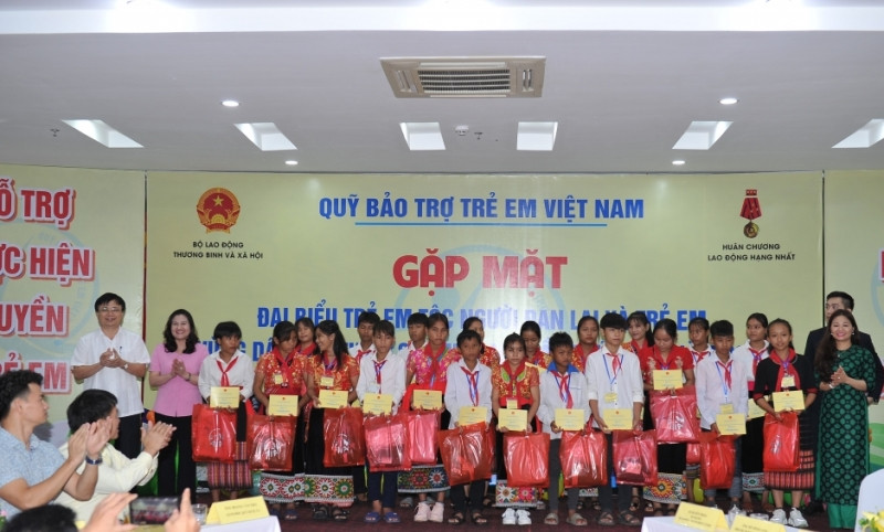 Biểu dương và tặng quà các em học sinh tiêu biểu người dân tộc thiểu số hoàn cảnh khó khăn.