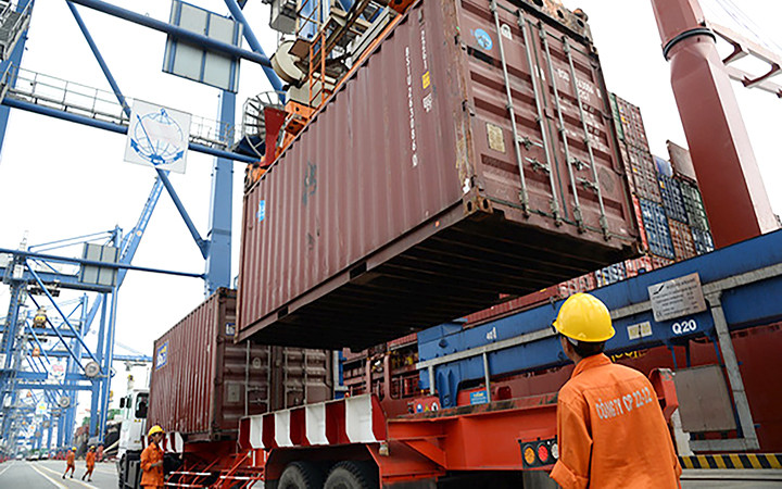 Doanh nghiệp xuất khẩu nông sản qua đường vận tải biển. Ảnh: QUANG ĐỊNH