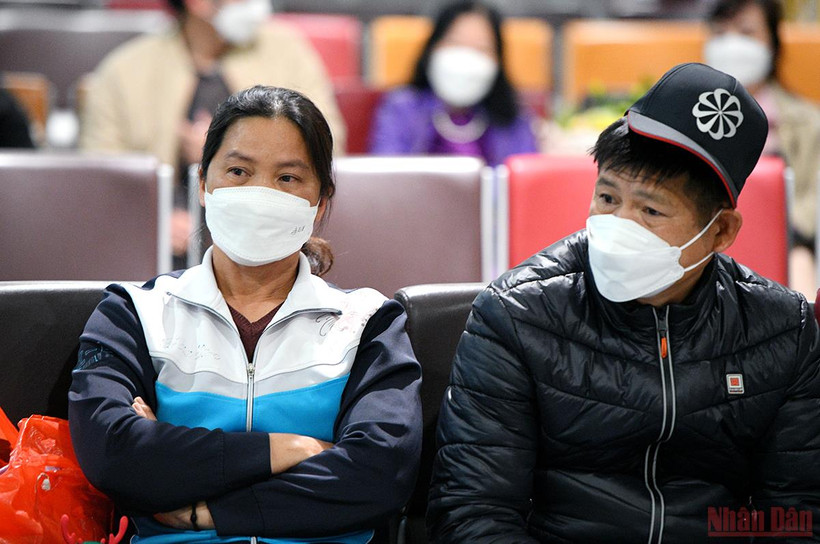 Gia đình ông Bùi Trọng Ảnh (Thanh Miện, Hải Dương) đã có mặt tại sân bay Nội Bài từ hơn 4 giờ sáng để đón người thân. (ẢNH: THÀNH ĐẠT)