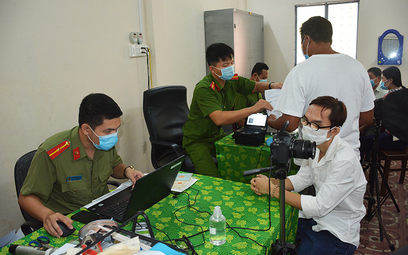 Công an huyện Châu Thành thực hiện cấp thẻ CCCD cho người dân.