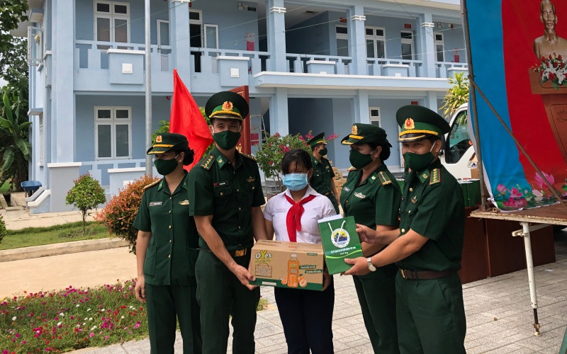 Tặng quà và tuyên truyền cảnh giác dịch Covid-19 tại biên giới Tây Ninh.