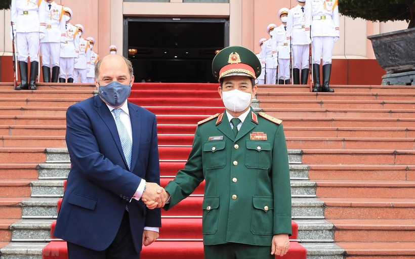 Bộ trưởng Quốc phòng Phan Văn Giang đón Bộ trưởng Quốc phòng Liên hiệp Vương quốc Anh và Bắc Ireland Robert Ben Lobban Wallace, ngày 22/7/2021. (Ảnh: Trọng Đức/TTXVN)