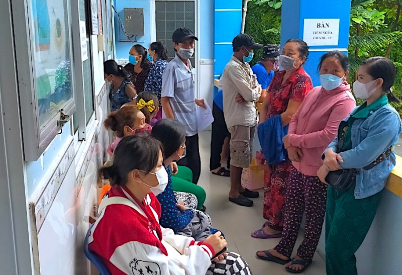 Người dân trên địa bàn huyện Năm Căn chủ động tìm đến cơ sở y tế tại địa phương để tiêm vaccine liều nhắc lại vào sáng 6/7.