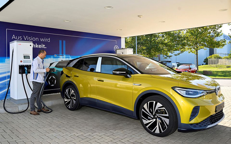 Nhân viên kỹ thuật làm việc tại dây chuyền sản xuất xe điện Volkswagen. (Ảnh: Reuters)