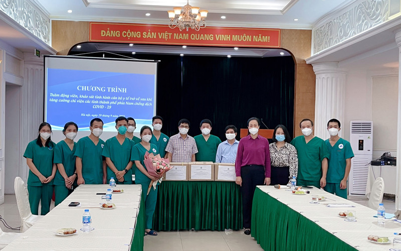 Đại diện đoàn công tác tặng quà. 