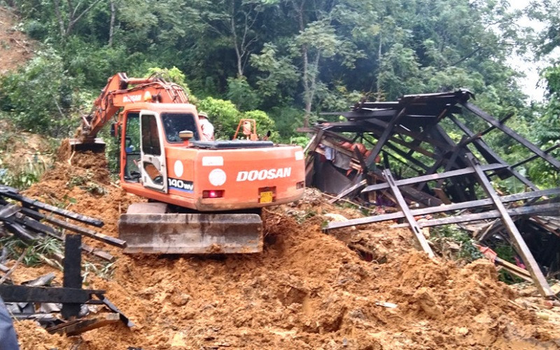 Ngôi nhà của anh Phùng Văn Giờ và chị Giàng Thị Pàn thôn Khau Phiêng, xã Khâu Tinh (Na Hang, Tuyên Quang) bị đất đá vùi lấp hoàn toàn.