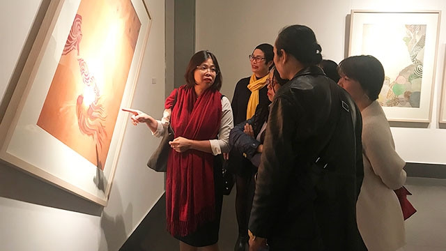 Công chúng yêu nghệ thuật Thủ đô tham dự triển lãm “Lụa của Hương”.