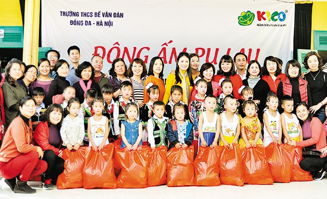 Đoàn từ thiện Trường THCS Bế Văn Đàn tặng quà học sinh Trường PTDT bán trú tiểu học Pu Lau. Ảnh: MẠNH TRƯỜNG