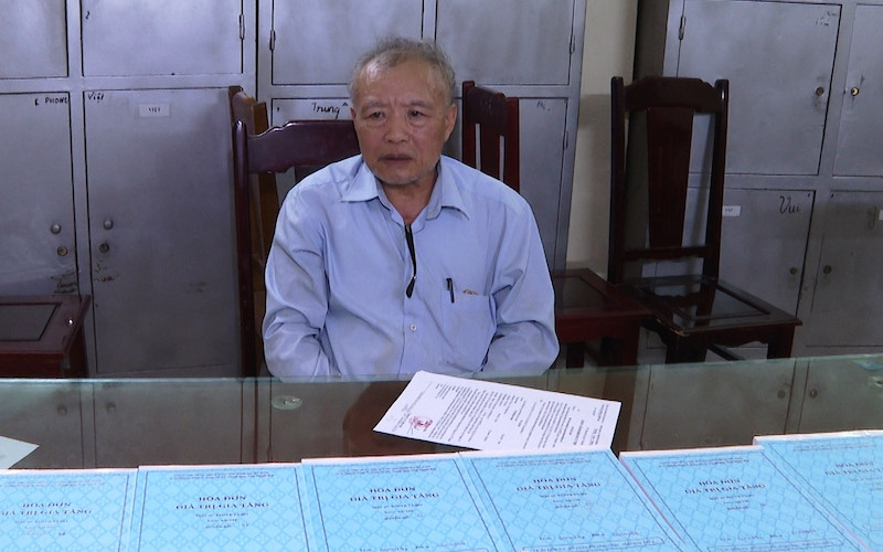 Võ Hoàng Giang cùng tang vật liên quan đến hành vi bán hóa đơn GTGT.