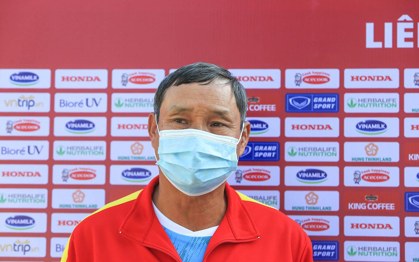 HLV Mai Đức Chung trả lời truyền thông. (Ảnh: VFF)