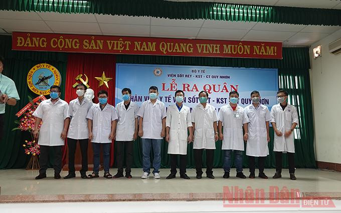 Đoàn công tác trước lúc lên đường.