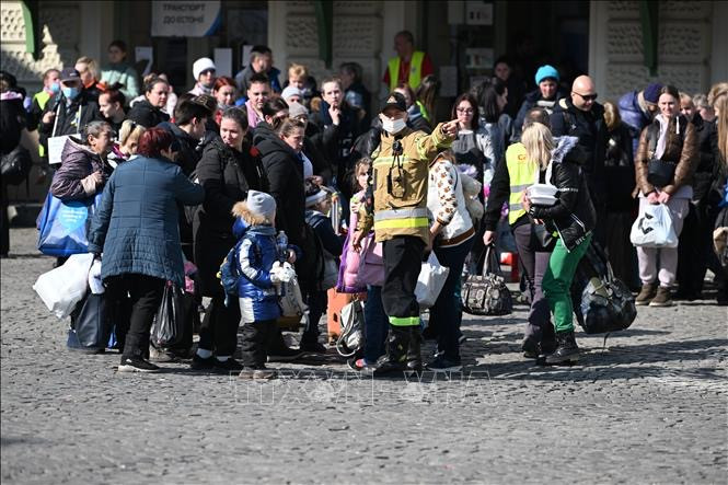 Người tị nạn Ukraine sơ tán sang Przemysl, Đông Nam Ba Lan ngày 15/3/2022. (Ảnh: PAP/TTXVN)