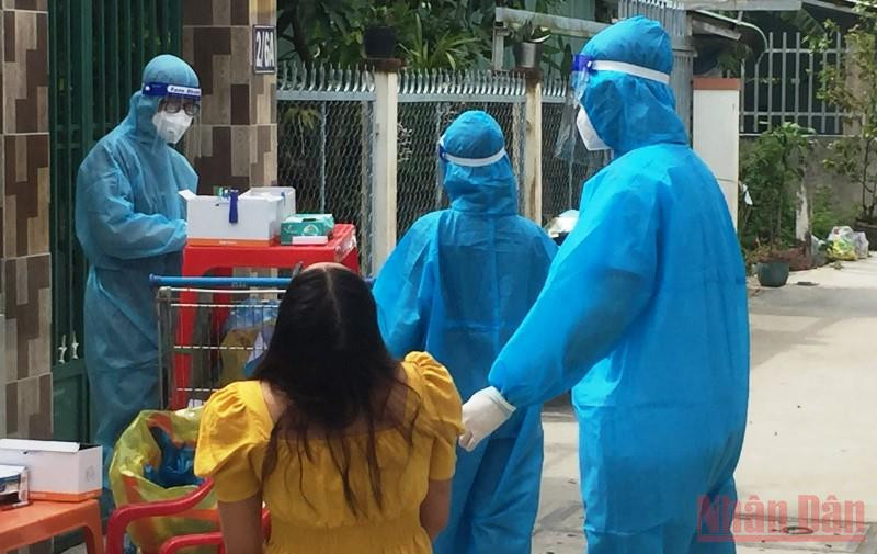 Lấy mẫu xét nghiệm cho người dân phường Hưng Lợi, quận Ninh Kiều, TP Cần Thơ. (Ảnh: Thanh Tâm)