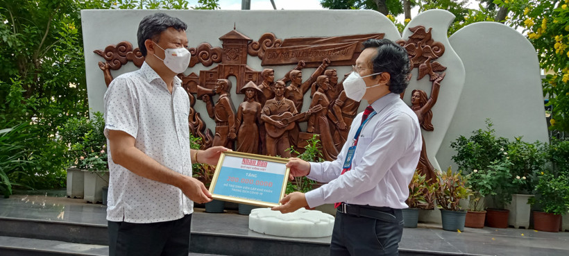 Đại diện Báo Nhân Dân trao kinh phí của Quỹ Hạt giống Việt cho đại diện Trường đại học Khoa học - Xã hội và Nhân văn nhằm hỗ trợ cho sinh viên có hoàn cảnh khó khăn trong dịch Covid-19.