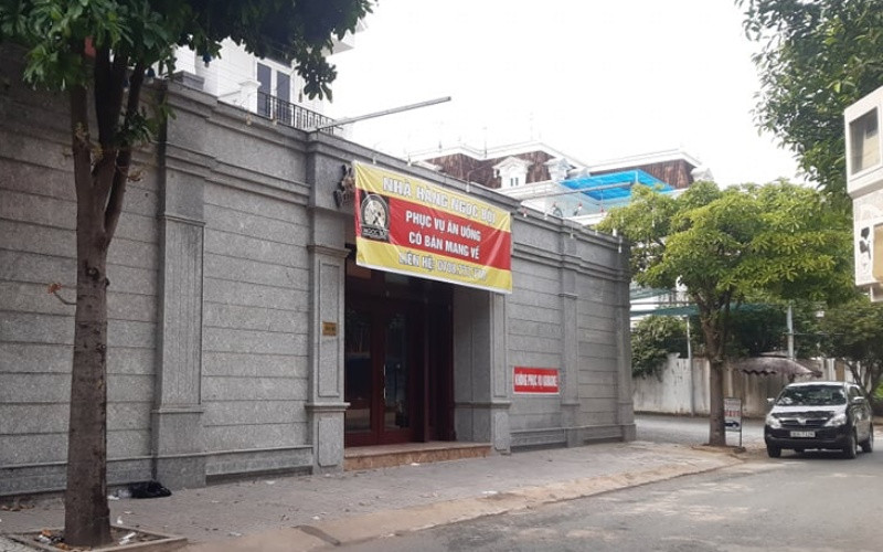 Nhà hàng Ngọc Bội bị xử phạt 45 triệu đồng do vi phạm quy định phòng, chống dịch Covid-19.