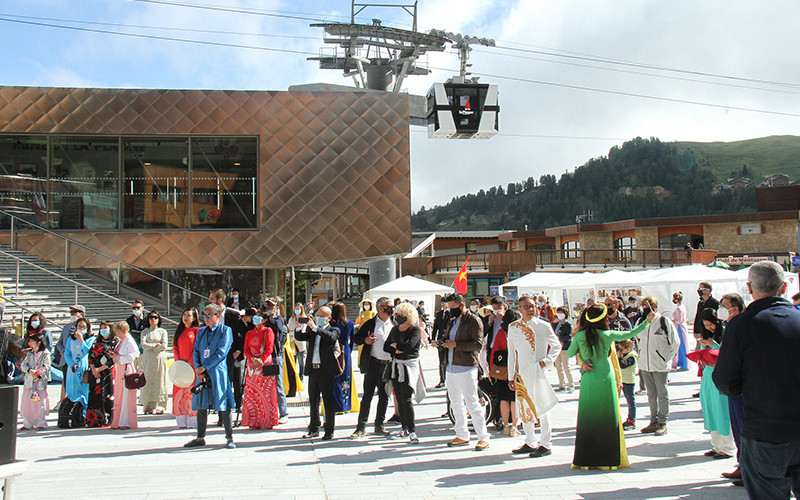 Lễ hội Việt Nam tại thị trấn La Plagne thu hút sự quan tâm của người dân địa phương (Ảnh: NDĐT)  
