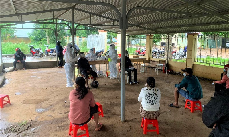 Ngành y tế tiến hành xét nghiệm sàng lọc các trường hợp mắc Covid-19 trong cộng đồng ở xã Cuôr Đăng, huyện Cư M’gar.