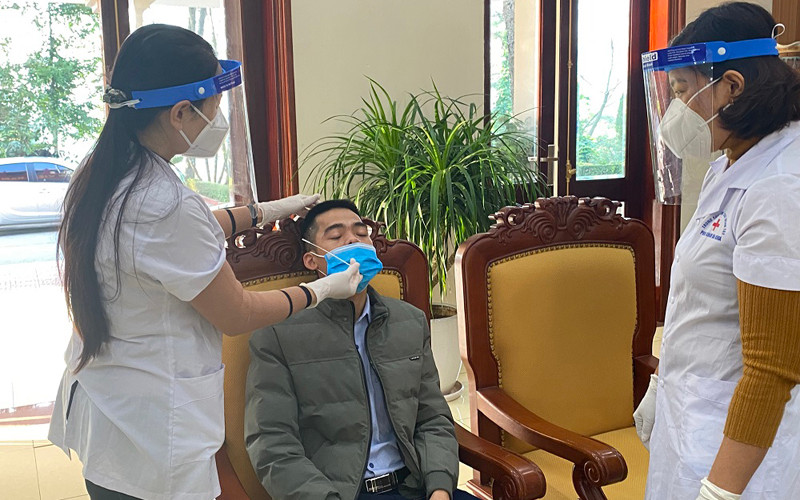 Nhân viên y tế dự phòng tỉnh lấy mẫu xét nghiệm tại phường Đồng Tâm, thành phố Yên Bái.