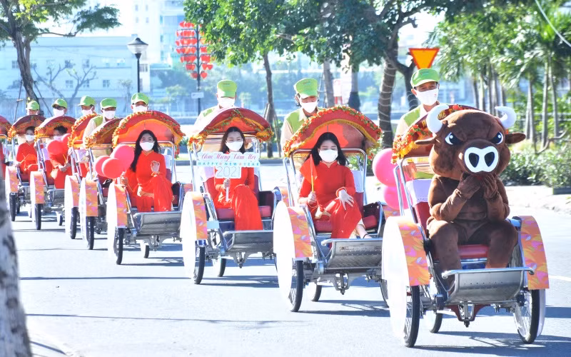 Đà Nẵng diễu hành xích lô khởi động Lễ hội chào năm mới 2021.