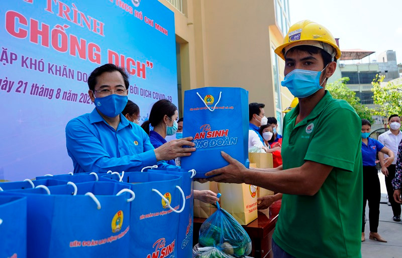 Vận động chủ nhà trọ giảm giá thuê nhà cho công nhân