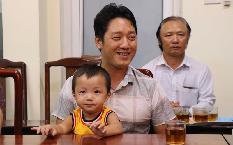 Cháu Nguyễn Cao Gia Bảo và bố.