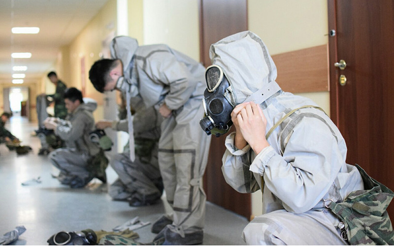 Các tuyển thủ của Đội tuyển Cứu hộ cứu nạn đeo khí tài phòng độc trước khi tiếp cận khu vực xảy ra thảm họa. Ảnh: TUẤN VĂN