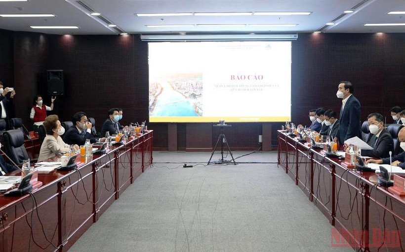 Chủ tịch UBND TP Đà Nẵng thông tin về các dự án hạ tầng đô thị trên địa bàn thành phố. (Ảnh: THANH TÙNG)