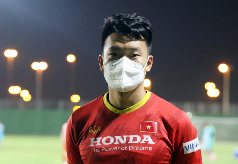 Hậu vệ Thành Chung trả lời phỏng vấn trước buổi tập ngày 5/10. (Ảnh: VFF)