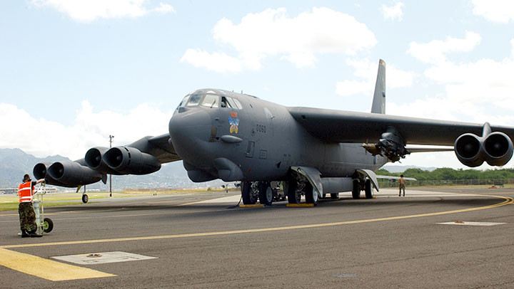 Mỹ điều máy bay ném bom hạng nặng đến Trung Đông