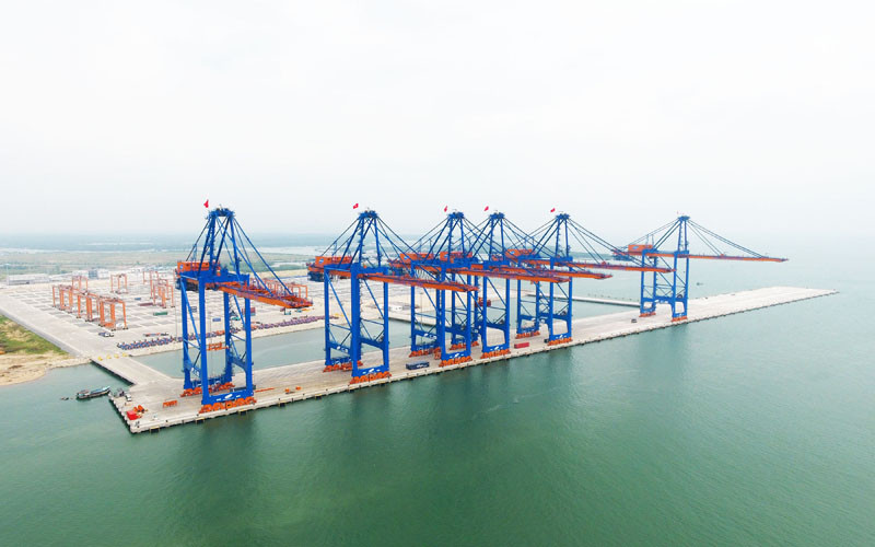 Sáu cẩu bờ STS do Doosan Vina sản xuất đang hoạt động tại cảng Gemalink, BRVT