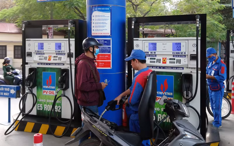 Giá xăng tăng không chỉ gây khó khăn cho sản xuất kinh doanh, mà còn đẩy giá các loại hàng hóa khác, ảnh hưởng đời sống người dân và nền kinh tế.