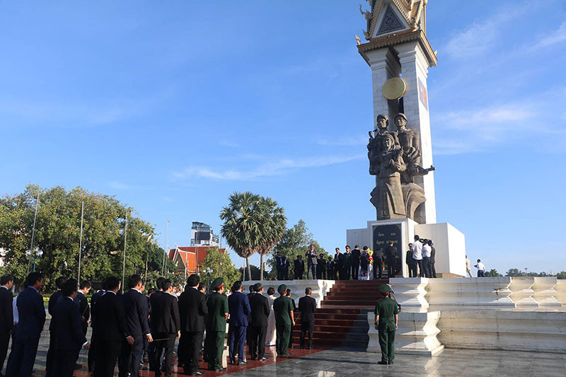 Dâng hương tại Đài Hữu nghị Việt Nam - Campuchia ở thủ đô Phnom Penh.