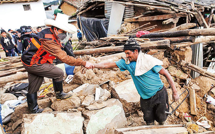 Tổng thống Peru (trái) đến hiện trường chỉ đạo công tác khắc phục hậu quả. Ảnh: REUTERS