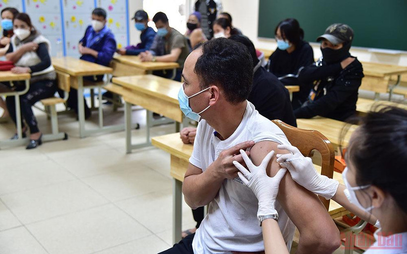 Tiêm ngừa Covid-19 cho người dân. (Ảnh: THÀNH ĐẠT)