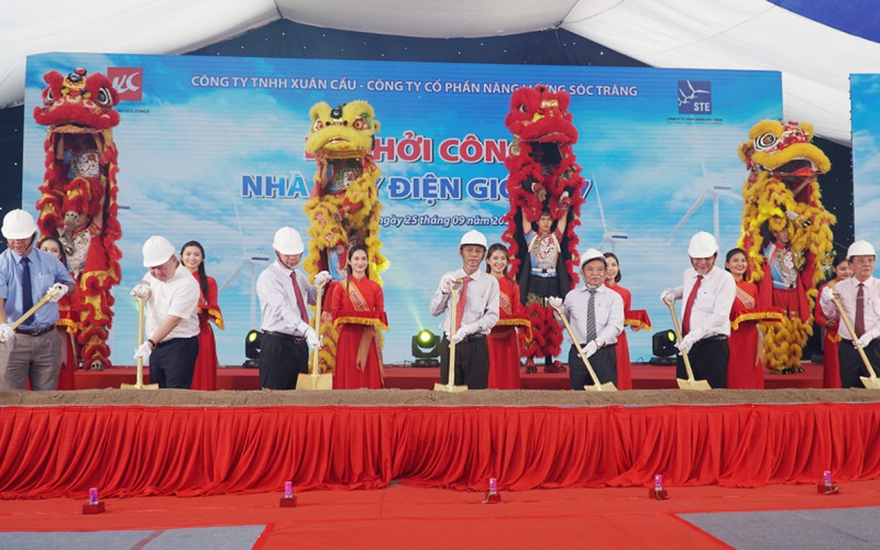 Lãnh đạo địa phương cùng nhà đầu tư thực hiện nghi thức động thổ, khởi công Nhà máy điện gió số 7.