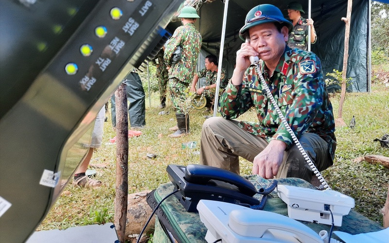 Thông tin từ hiện trường với Sở chỉ huy tiền phương trung ương được diễn ra liên tục. (Ảnh: Nhóm PV Báo Quảng Nam)