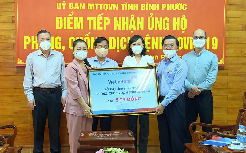 VietinBank trao ủng hộ 5 tỷ đồng hỗ trợ tỉnh Bình Phước phòng, chống dịch Covid-19.