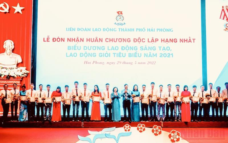 Biểu dương, trao bằng Lao động sáng tạo, bằng Lao động giỏi cho công nhân, người lao động thành phố Hải Phòng.