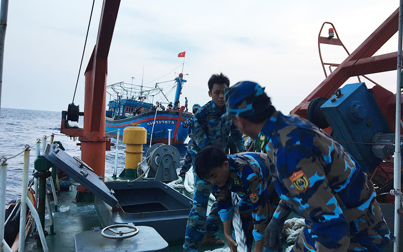 Tàu của Bộ đội Biên phòng Nghệ An chuẩn bị kéo tàu cá bị nạn vào bờ. (Ảnh minh họa)