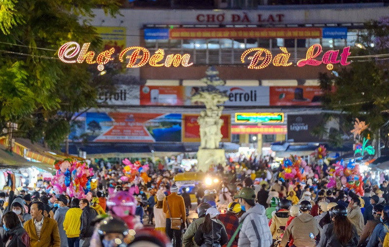 Chợ đêm Đà Lạt thu hút lượng du khách rất lớn trong tối đầu năm 2021