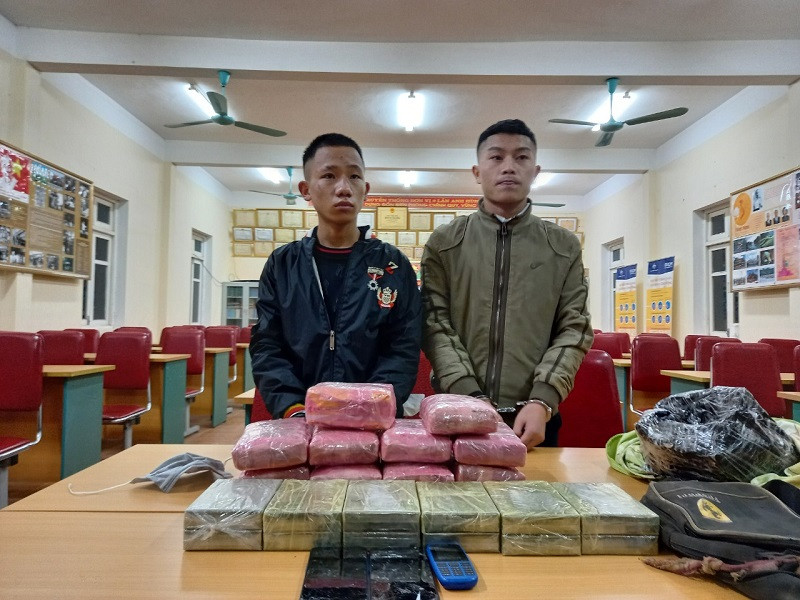 Hai đối tượng Già Duy Chung (SN 2003) và Già Bá Kênh (SN 2004) cùng tang vật chuyên án.