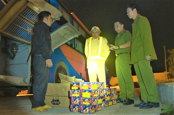 Lực lượng Công an kiểm tra phát hiện xe khách chở 56 hộp pháo hoa.