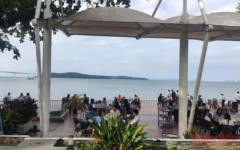 Khách du lịch đang quay trở lại vùng biển thuộc tỉnh Preah Sihanouk. (Ảnh: Nguyễn Hiệp)