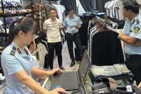 Lực lượng Quản lý thị trường thành phố Hải Phòng xử phạt một cửa hàng thời trang kinh doanh quần áo giả mạo nhãn hiệu trên mạng xã hội.