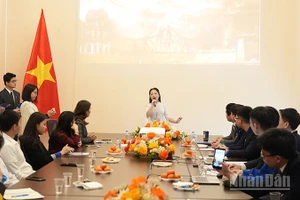 Văn nghệ chào mừng Hội nghị. (Ảnh: XUÂN HƯNG)