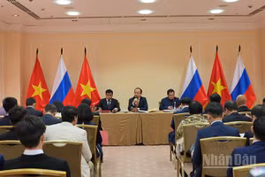 Hội nghị tổng kết hoạt động năm 2025 và triển khai phương hướng nhiệm vụ năm 2026 của Liên hiệp các tổ chức người Việt Nam tại Liên bang Nga. (Ảnh: XUÂN HƯNG)