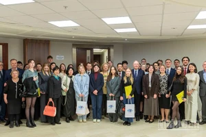 Ban Tổ chức, Ban Giám khảo và các thí sinh chụp ảnh lưu niệm.