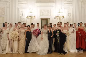 Nhà thiết kế Nguyễn Thùy Linh (áo đen, ở giữa) cùng với các thiết kế lấy cảm hứng từ kiến trúc và không gian hoàng gia của Cung điện Petrovsky. (Ảnh: XUÂN HƯNG)