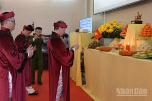 Lễ Giỗ Tổ diễn ra long trọng với nghi thức dâng hương tưởng nhớ các Vua Hùng. (Ảnh: XUÂN HƯNG)