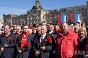 Ban Chấp hành Trung ương Đảng Cộng sản Liên bang Nga vào Lăng tưởng nhớ V.I.Lenin. (Ảnh: XUÂN HƯNG)